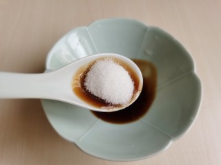 9、鲍鱼捞饭,放入白糖。