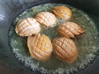 12、鲍鱼捞饭,等鸡汁烧开后，放入鲍鱼焯熟捞出，时间不用太长，防止鲍鱼过老。