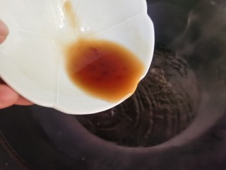 13、鲍鱼捞饭,将调好的鲍鱼汁倒入鸡汁中。