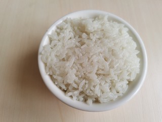 15、鲍鱼捞饭,蒸好的米饭，先盛到一个小碗里。