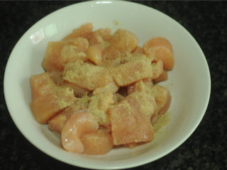 3、鸡米花,撒上白胡椒粉调味