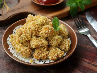 12、鸡米花,直到几块浮在油面上，颜色金黄时捞出，放在吸油纸上沥干油分，配上番茄酱或者自己喜欢的蘸料食用即可