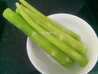 1、红油莴笋～开胃爽口,莴笋去皮洗干净