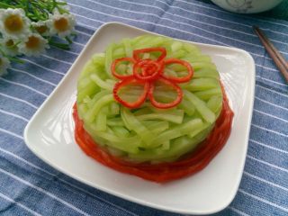 8、红油莴笋～开胃爽口,红辣椒切丝，围边，摆花造型，大家可以发挥想像，如何漂亮如果来哈