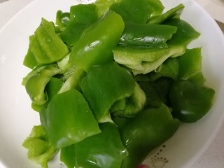 2、青椒炒口蘑,青椒去蒂，去籽，掰成小块儿。