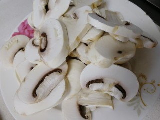 3、青椒炒口蘑,口蘑切片。