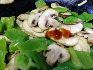 7、青椒炒口蘑,放一勺蚝油，文火炒匀。
