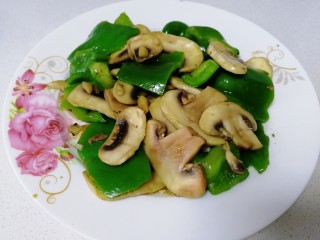 9、青椒炒口蘑,盛盘。