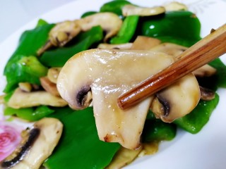 11、青椒炒口蘑,鲜掉眉毛。