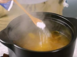 5、虫草花排骨汤,健康营养,又好吃,出锅前撒入盐调味即可