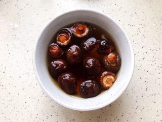 2、裙带菜香菇蒸鸡中翅,香菇干提前泡发