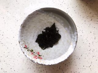 3、裙带菜香菇蒸鸡中翅,裙带菜用适量饮用水浸泡，备用（裙带菜比较吸水，水要多一点）