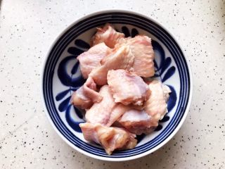 4、裙带菜香菇蒸鸡中翅,鸡中翅洗净之后对半切开