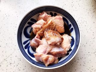 5、裙带菜香菇蒸鸡中翅,加适量料酒，生抽，一丢丢细砂糖