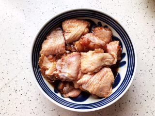 6、裙带菜香菇蒸鸡中翅,抓均匀，腌制，备用