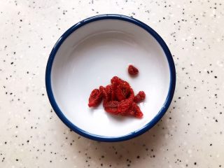 7、裙带菜香菇蒸鸡中翅,枸杞稍微冲洗一下，备用