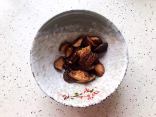 9、裙带菜香菇蒸鸡中翅,泡发好之后的香菇去蒂洗净之后对半切开