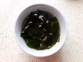 10、裙带菜香菇蒸鸡中翅,裙带菜也泡好了