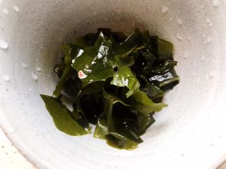 11、裙带菜香菇蒸鸡中翅,洗净，稍微撕碎一点