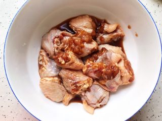 12、裙带菜香菇蒸鸡中翅,将腌好的鸡中翅放入大碗