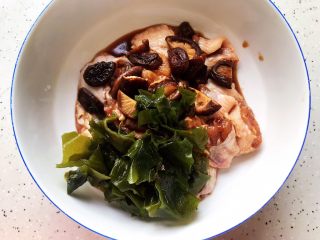 13、裙带菜香菇蒸鸡中翅,加入裙带菜和香菇