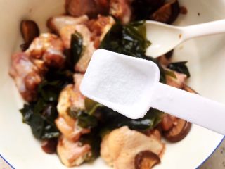 14、裙带菜香菇蒸鸡中翅,加一丢丢细盐