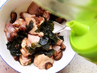 15、裙带菜香菇蒸鸡中翅,加少许料酒