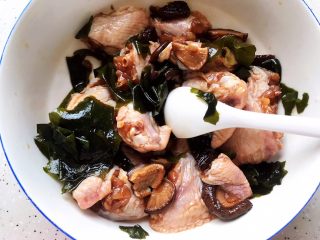 16、裙带菜香菇蒸鸡中翅,搅拌均匀