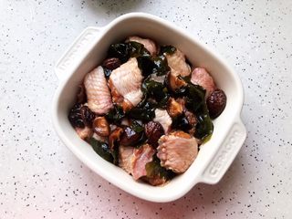 17、裙带菜香菇蒸鸡中翅,装到蒸盘