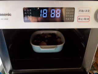 18、裙带菜香菇蒸鸡中翅,放入蒸箱