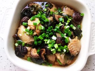 21、裙带菜香菇蒸鸡中翅,随意撒上小葱