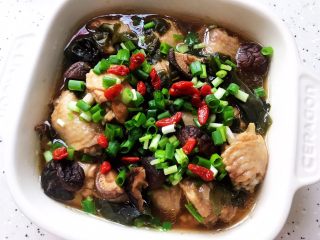 22、裙带菜香菇蒸鸡中翅,随意撒上枸杞，即可