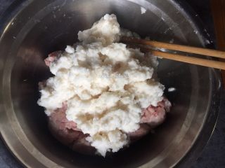 6、莲藕丸子,将莲藕泥加入到肉沫中