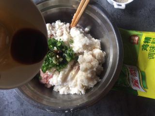 10、莲藕丸子,加入生抽