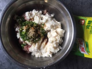 11、莲藕丸子,加入姜粉（没有的可用鲜姜末代替）、黑胡椒粉、盐