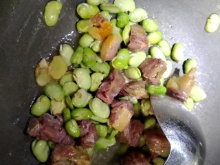 9、翡翠白玉鸭,煸好放入蚕豆小火炒下