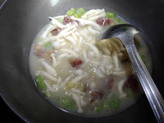 12、翡翠白玉鸭,然后放入白玉菇，大火炖熟以后，放入枸杞，品尝咸淡，淡了就可以放点盐，我吃的刚刚好。一道美味就可以出锅了！