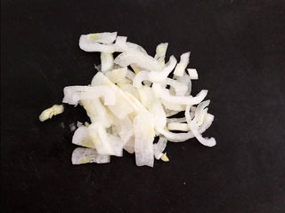 4、香辣海带丝,把圆葱切成丝