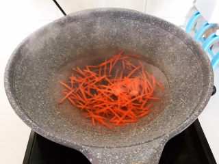 8、香辣海带丝,水开后胡萝卜焯水2分钟