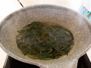 10、香辣海带丝,水开后海带焯水3分钟