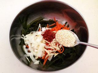 15、香辣海带丝,加入熟白芝麻