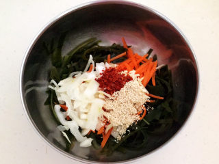 16、香辣海带丝,加入精盐