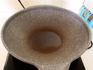 17、香辣海带丝,炒锅烧热后加入大豆色拉油，油烧至冒烟