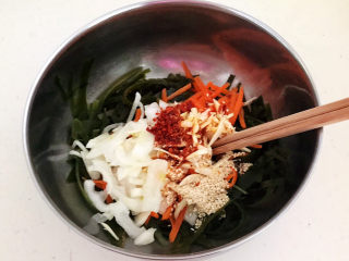 19、香辣海带丝,调匀即可