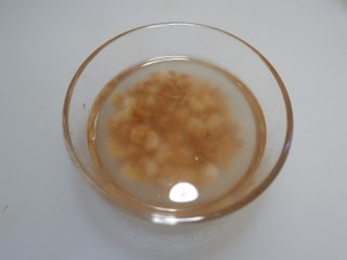 3、快手早餐—干贝海米粥,将两者一起放入碗中用水泡发。