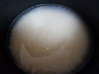 4、快手早餐—干贝海米粥,大米淘洗干净