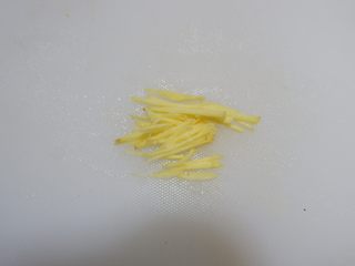 6、快手早餐—干贝海米粥,生姜去皮切丝。