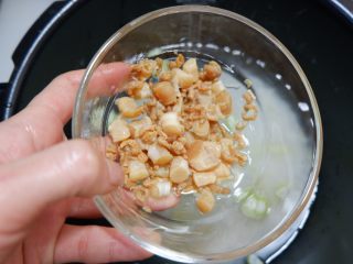 10、快手早餐—干贝海米粥,沥干水的干贝海米