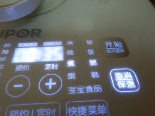 12、快手早餐—干贝海米粥,反骨电饭煲按照常规煮熟模式，将所有食材煮熟。