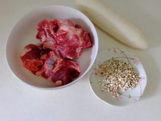 1、薏米萝卜大骨汤,准备好全部食材